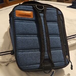 Tommy Bahama zip-around lunch bag